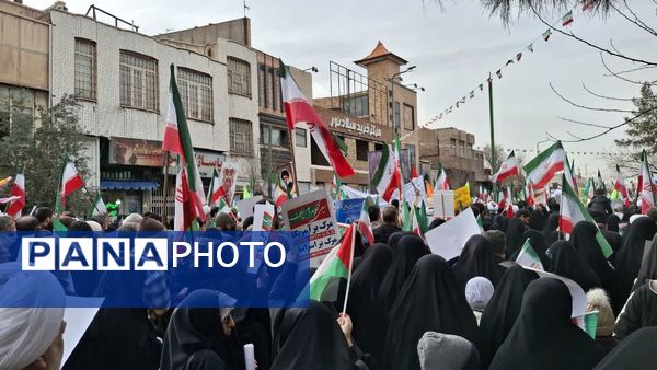 شکوه حضور نوجوانان در راهپیمایی 22 بهمن مردم قم