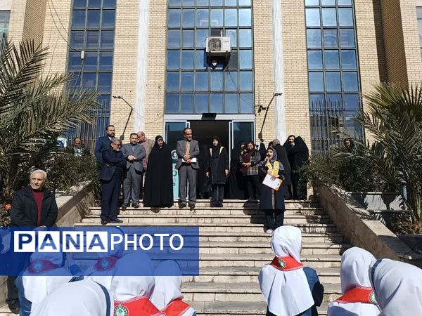 برافراشته شدن پرچم ایران در اداره آموزش و پرورش منطقه ۱۰