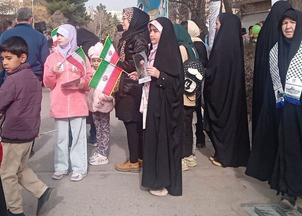 حضورگسترده مردم شریف،درراهپیمایی 22بهمن قاب هایی از همدلی