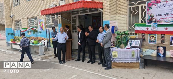 جشن شکوفه‌ها با حضور دانش‌آموزان پایه هفتم در مدرسه شهید رجایی یک بجنورد 