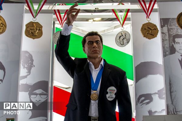 بازدید پرشور دختران دبیرستان قیام و بعثت‌۲ از بلندترین نماد پایتخت
