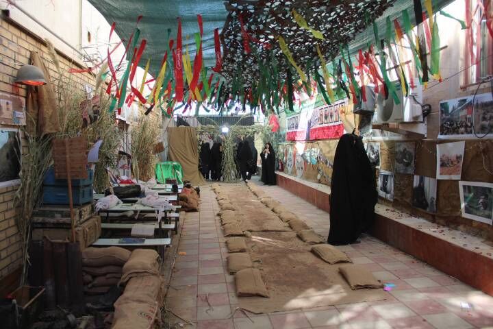 بازدید دانش‌آموزان مدارس قیامدشت و مسئولین شهری از نمایشگاه دفاع مقدس حوزه های مقاومت بسیج شهر قیامدشت