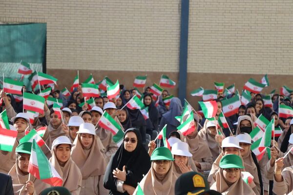 مراسم جشن ملی عاطفه‌ها در دبیرستان دخترانه شهید دکتر پاکنژاد یزد 
