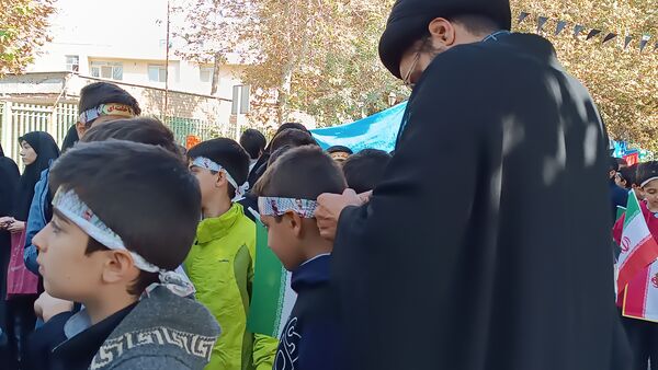 دانش‌آموزان با حضور در راهپیمایی ۱۳ آبان تنفر خود را نسبت به شیاطین امروزی نشان دادند