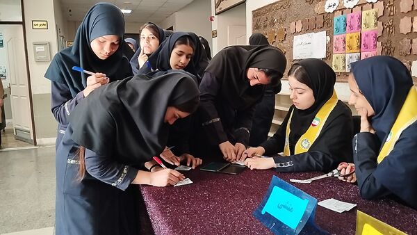  انتخابات شورای دانش آموزی در دبیرستان هوشیار