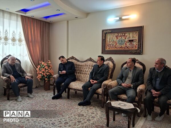 دیدار مدیر آموزش و پرورش ناحیه پنج مشهد با برادر شهید خیرزاده
