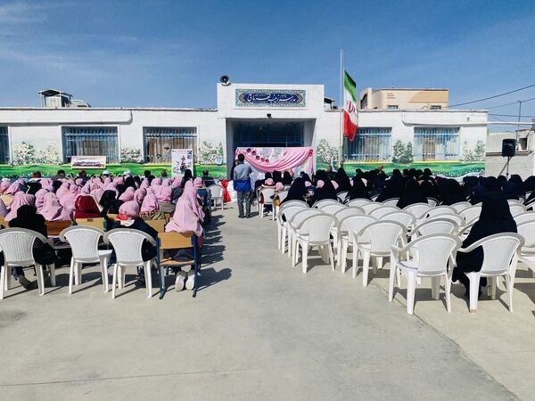 نواختن زنگ جشن نیکوکاری در دبستان زینب قهرمانی مه ولات