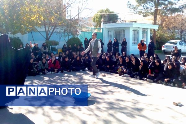 تئاتر خیابانی ارتفاعات الله اکبر در دبیرستان فاطمیه