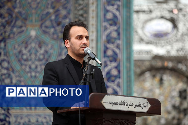 اهتزاز پرچم عزای سیدالشهدا(ع) بر فراز گنبد حرم حضرت معصومه(س)