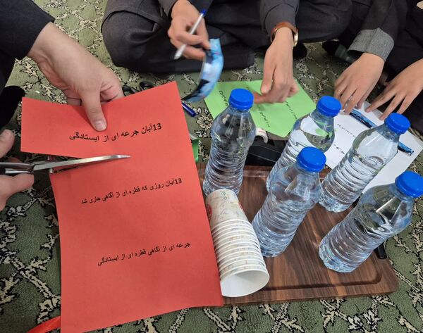 نمایش جرعه ای از ایستادگی در مسیر راهپیمایی ۱۳ آبان ماه