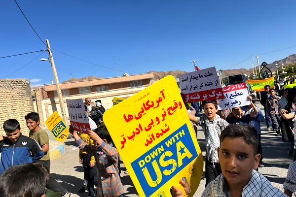 حضور حماسی دانش‌آموزان در راهپیمایی باشکوه ۱۳ آبان ماه در سورمق