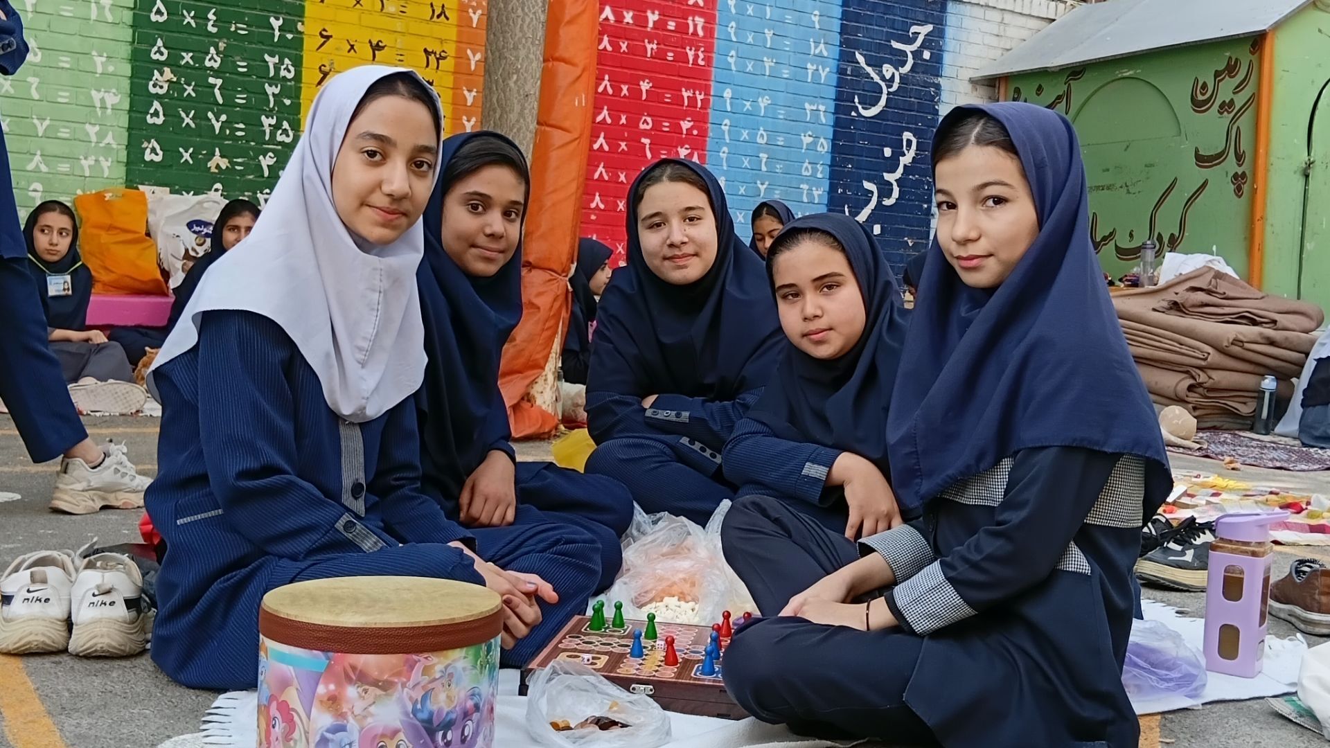 جشن شادی در حیاط مدرسه، دنیای رنگی بچه های رحمانی فرد در روز جهانی کودک
