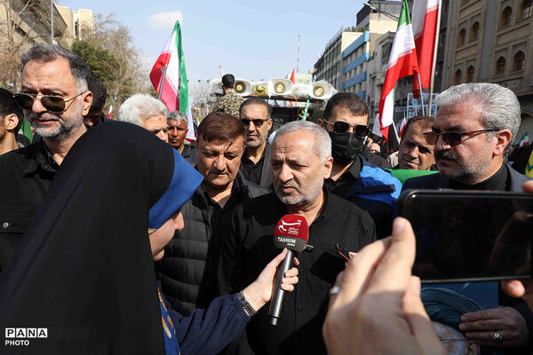 حضور وزیر آموزش و پرورش در مراسم تشییع پیکرهای مطهر ۸۴ شهید قهرمان ناوشکن دنا 