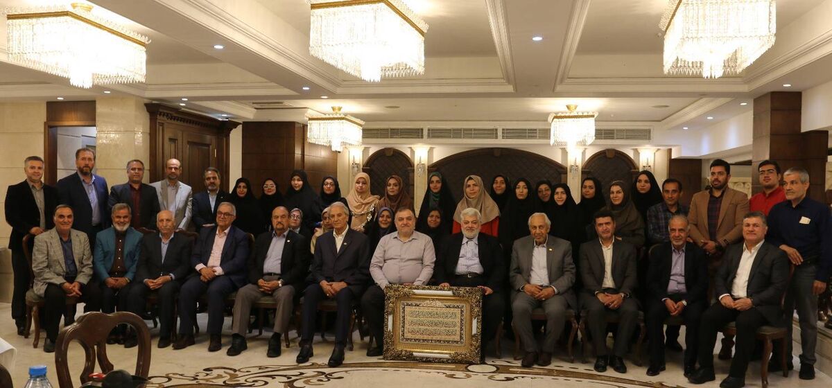 تجلیل یک خیر تهرانی از  معلمان مدرسه‌اش در سالروز گرامیداشت مقام معلم