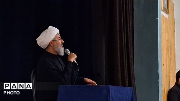 نشست اعضای تشکل های دانش آموزی با امام جمعه کاشمر 