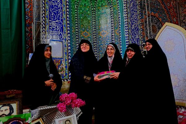 برگزاری محفل انس با قرآن و تجلیل از خانواده‌ شهدا