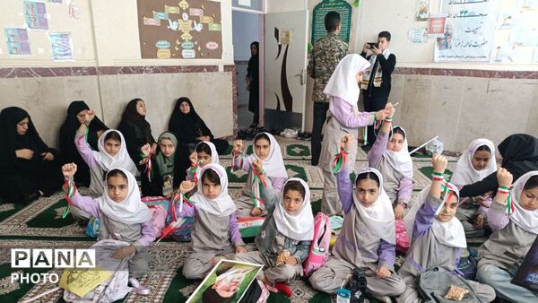 اجرای هنری دختران به‌مناسبت «بیتاب میناب» در مدرسه کیانوش دلفان 