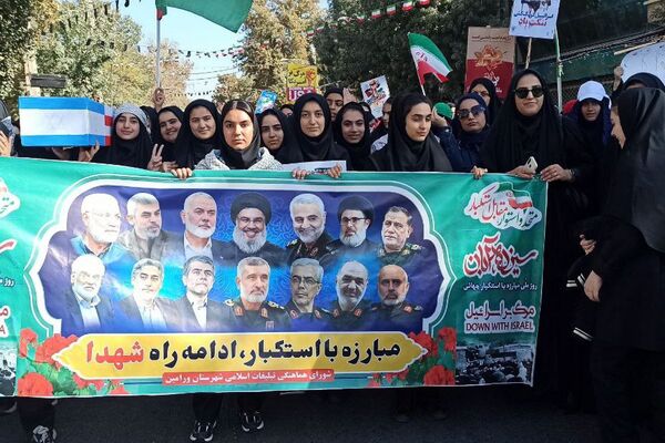 خروش هزاران دانش آموز ورامینی در ۱۳ آبان