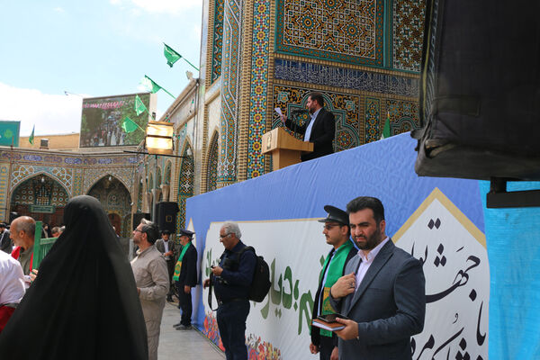 حضور پرشور نوجوانان قمی در آیین استقبال از رئیس جمهوری 