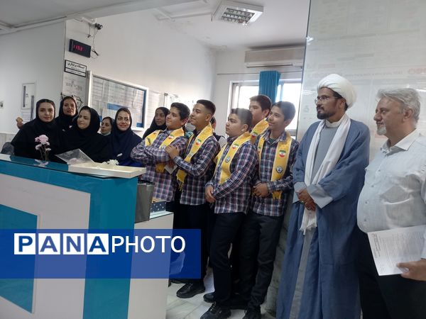 قدردانی پیشتازان دبیرستان باقریه از فرشتگان سفیدپوش در بیمارستان موسی بن جعفر(ع)