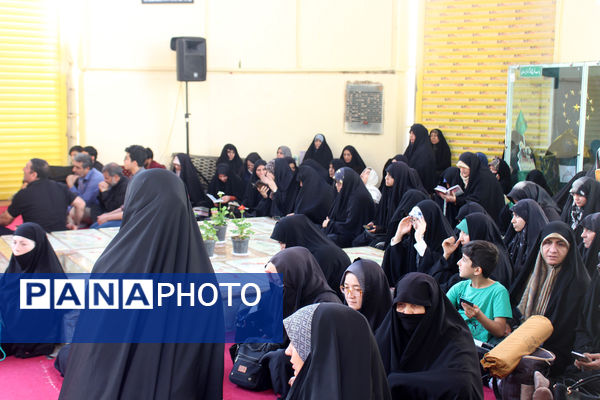 زمزمه عاشقانه دعای عرفه در یادمان 14 شهید گمنام کوه خضر نبی(ع)