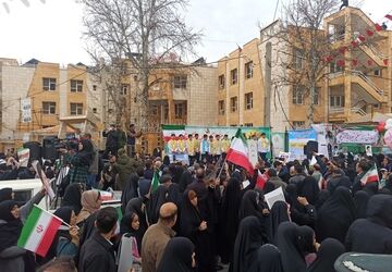 طنین خنده و همبستگی دانش‌آموزان خرم آبادی در خیابان‌های ۲۲ بهمن