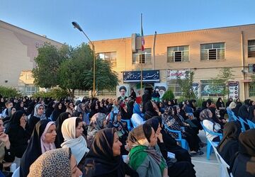 جلسه انجمن اولیا در دبیرستان دخترانه فرهیختگان