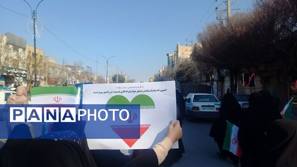 مردم غیور ملارد با حضور پرشور خود در راهپیمایی ۲۲ بهمن، ثابت کردند که همچنان پای انقلاب اسلامی ایستاده‌اند.