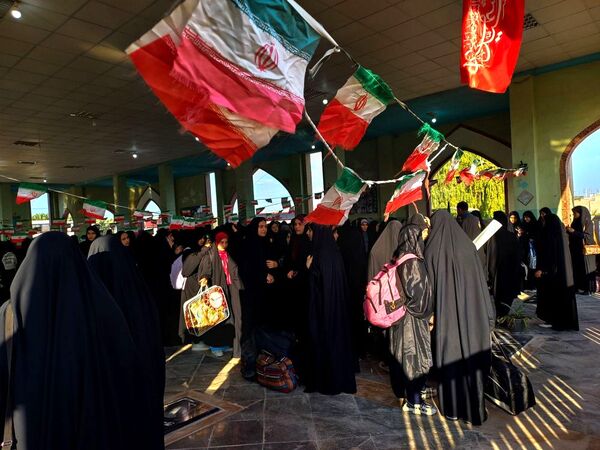 اعزام دانش‌آموزان دختران تنگستانی به اردوی راهیان نور