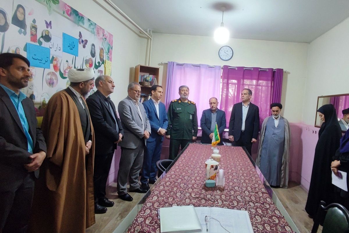 دیدار و تکریم مسئولین شهری با فرهنگیان دبستان ستایش و صابران یک به مناسبت هفته معلم