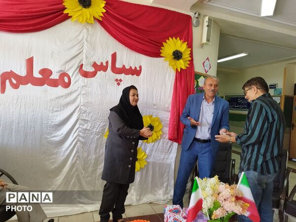 تجلیل از معلمان و اعضای انجمن اولیا و مربیان در مدرسه حضرت رقیه(س)