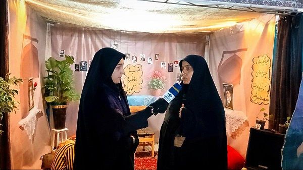 در غرفه «حدیث ایثار» خانواده‌های معظم شهدا به بیان خاطرات، زندگینامه و سیره شهدا می‌پردازند