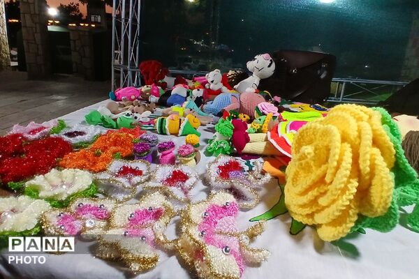 غرفه‌های صنایع دستی در کنار اجتماعات مردم در میدان یار