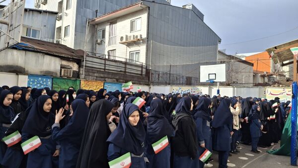 آغاز جشن‌های دهه فجر در مدارس؛ زنگ انقلاب امسال با ایران‌مون نواخته شد