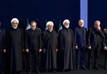 ادای احترام سران قوا و مسئولان ارشد کشور به پیکر امام شهید