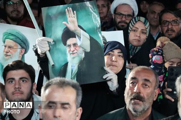 حضور جمعیت گسترده مردمی در یادبود شهادت امام خامنه‌ای
