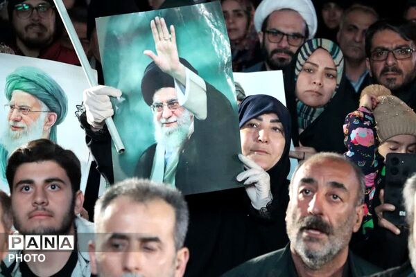 حضور جمعیت گسترده مردمی در یادبود شهادت امام خامنه‌ای