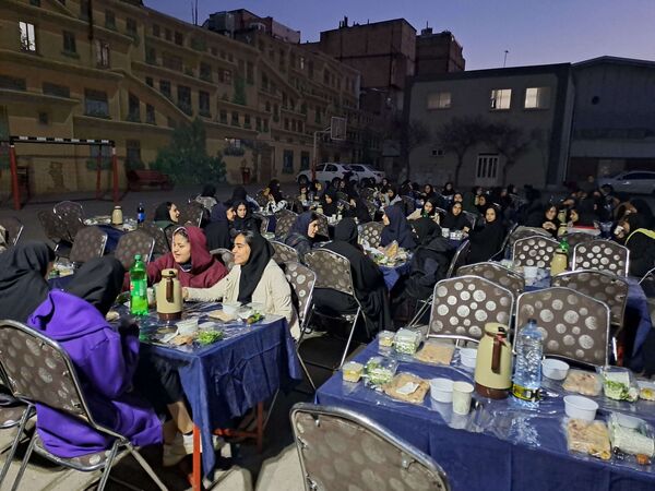 ضیافت افطار ماه رمضان در دبیرستان هوشیار مشهد 