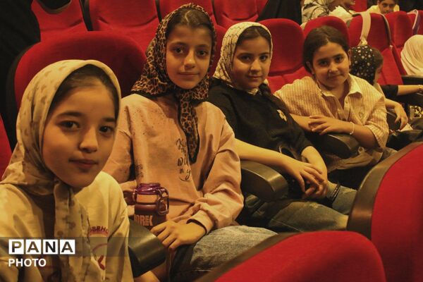 اجرای نمایشی گروه «نقل سرخی دیگر» در سالن فرهنگی هنری جوان شهرستان کبودراهنگ