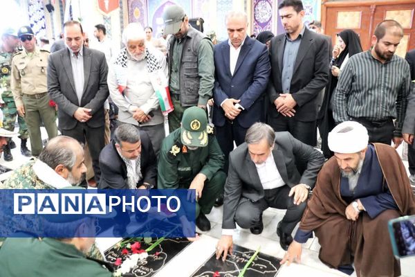 گلباران مزار مطهر شهدا به‌مناسبت هفته دفاع مقدس در بجنورد