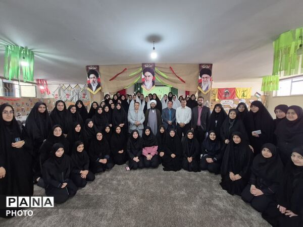 اقامه نماز جماعت در مدرسه شاهد مرضیه با حضور مسئولان آموزش‌وپرورش پاکدشت