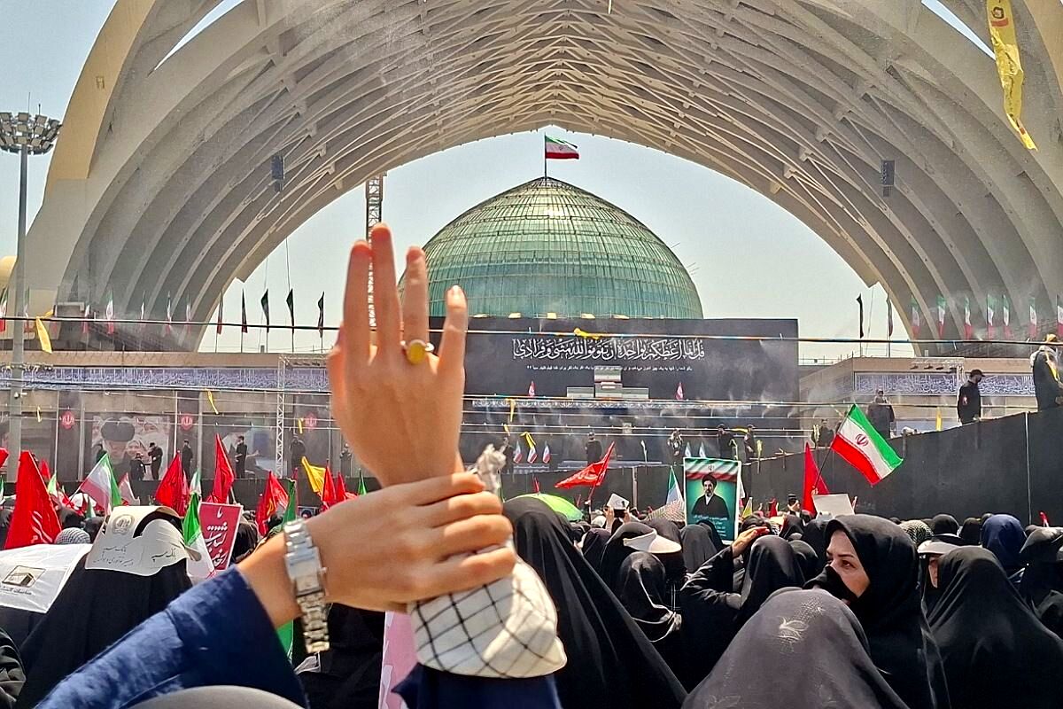ایران هنوز ایستاده است