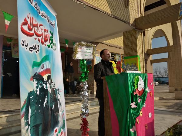 طنین زنگ انقلاب در مدارس گلوگاه