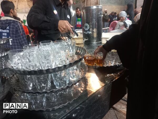 موکب های چایخانه برپا شده در حسینیه امام  خمینی(ره) 