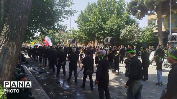 خیابان امام در روز تاسوعای حسینی حال و هوای دیگری میدهد 