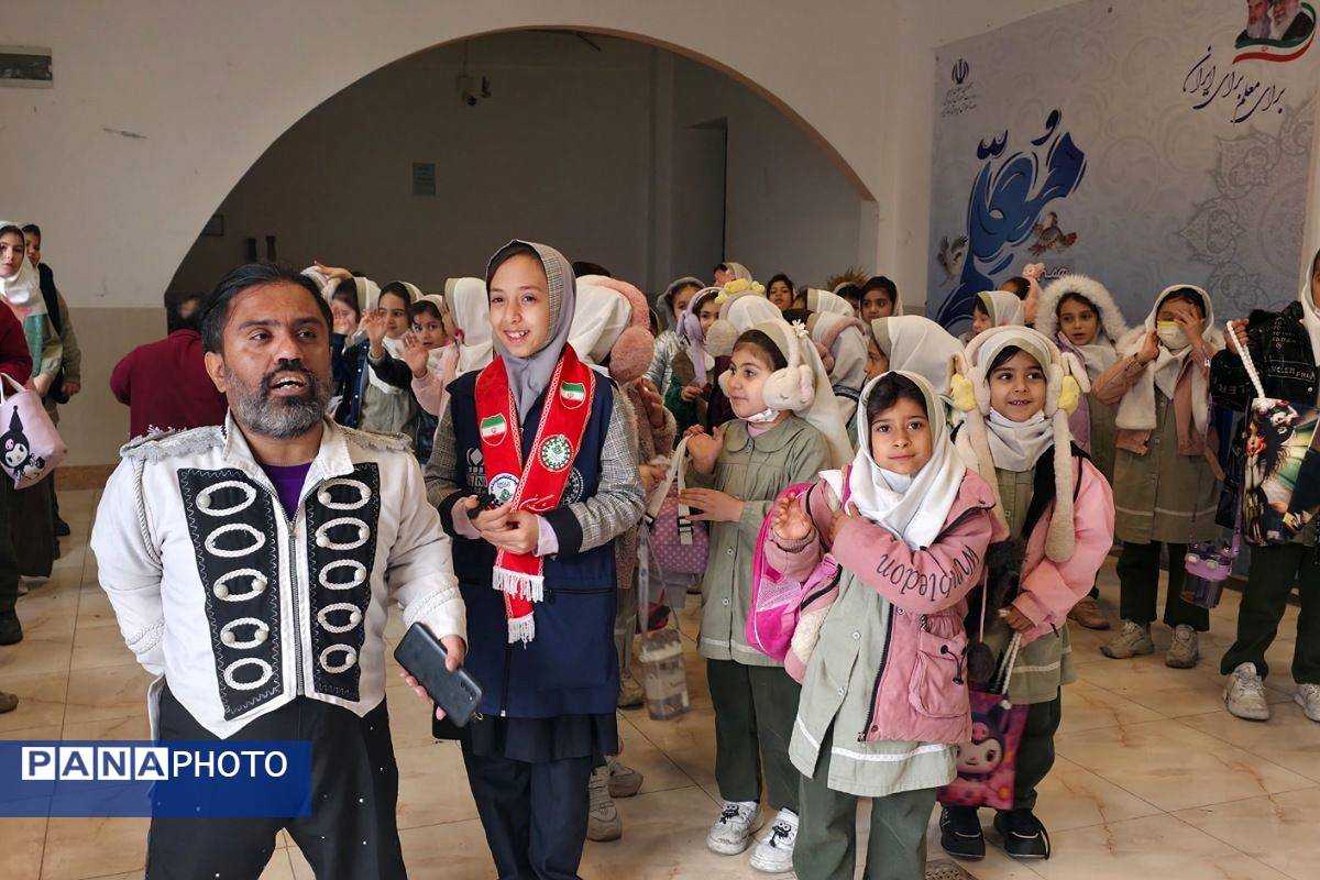 برگزاری سیرک لی‌لی پوت‌ها در اداره آموزش و پرورش رباط‌کریم