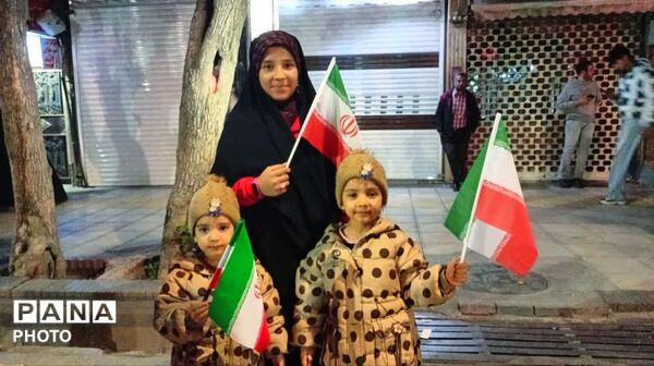 آسمان ملایر پر از نور؛ کودکان و دلدادگان در استقبال از پرچم رضوی