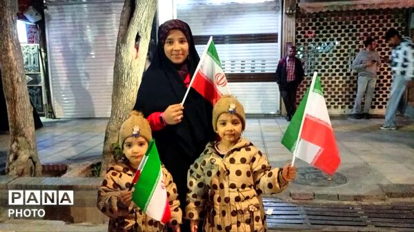 آسمان ملایر پر از نور؛ کودکان و دلدادگان در استقبال از پرچم رضوی