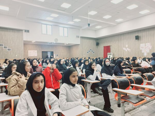 نمایشگاه دست‌سازه در دبیرستان مصلی نزاد حضرت زهرا(س) ناحیه سه