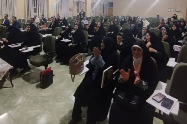 تقدیر از مدیران قرآنی ناحیه چهار شیراز در دبیرستان شاهد ۱۴